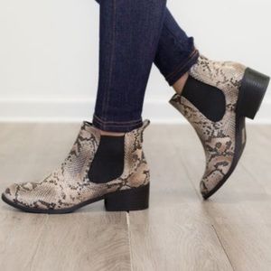NWOT City Classified How Can I Forget Faux Snakeskin Bootie Size 9